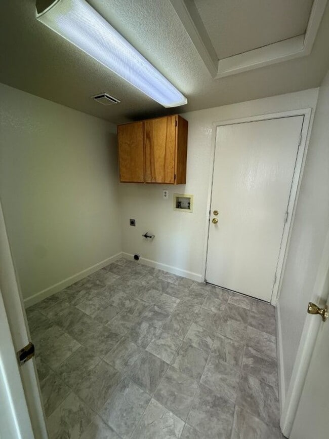 Building Photo - Browns Valley 3 Bedroom 2.5 Bath 2 Story w...