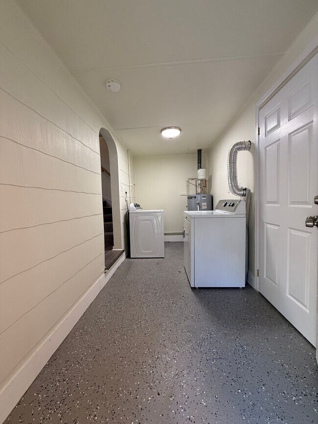 Building Photo - Updated 2BR Townhouse with off street park...