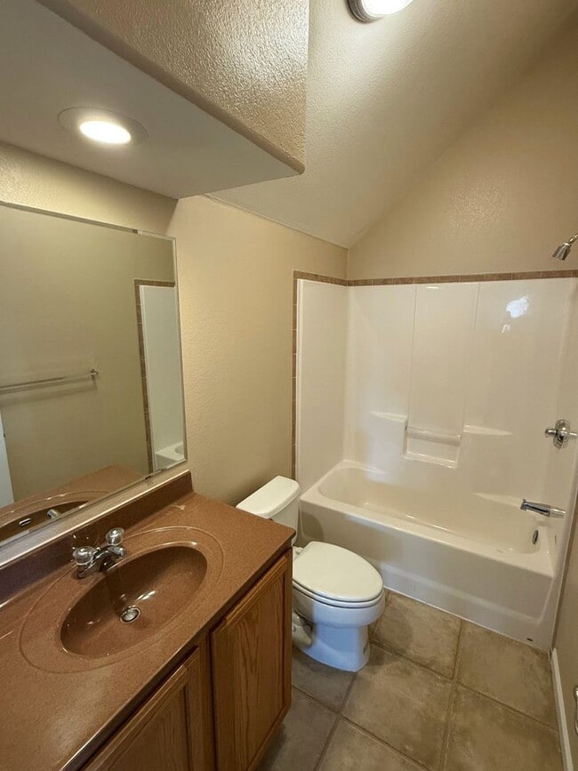 Building Photo - Gorgeous 4 bedroom with Triple Garage