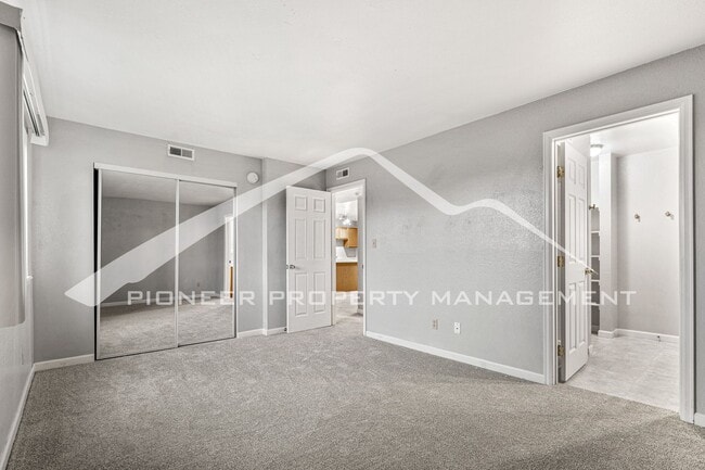 Building Photo - Great Condo with Central AC and Community Pool!