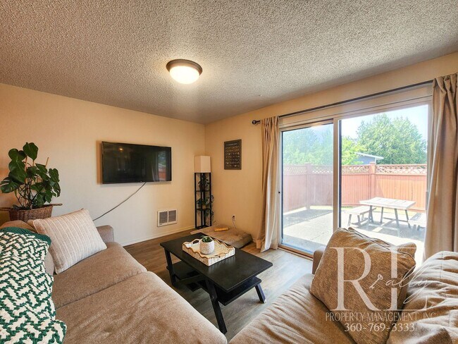 Building Photo - Earthy Warm and Inviting 3-Bd Rambler