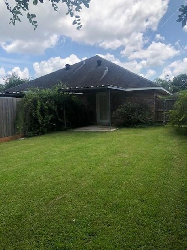 Building Photo - 2 Bedroom 2 bath Duplex for rent