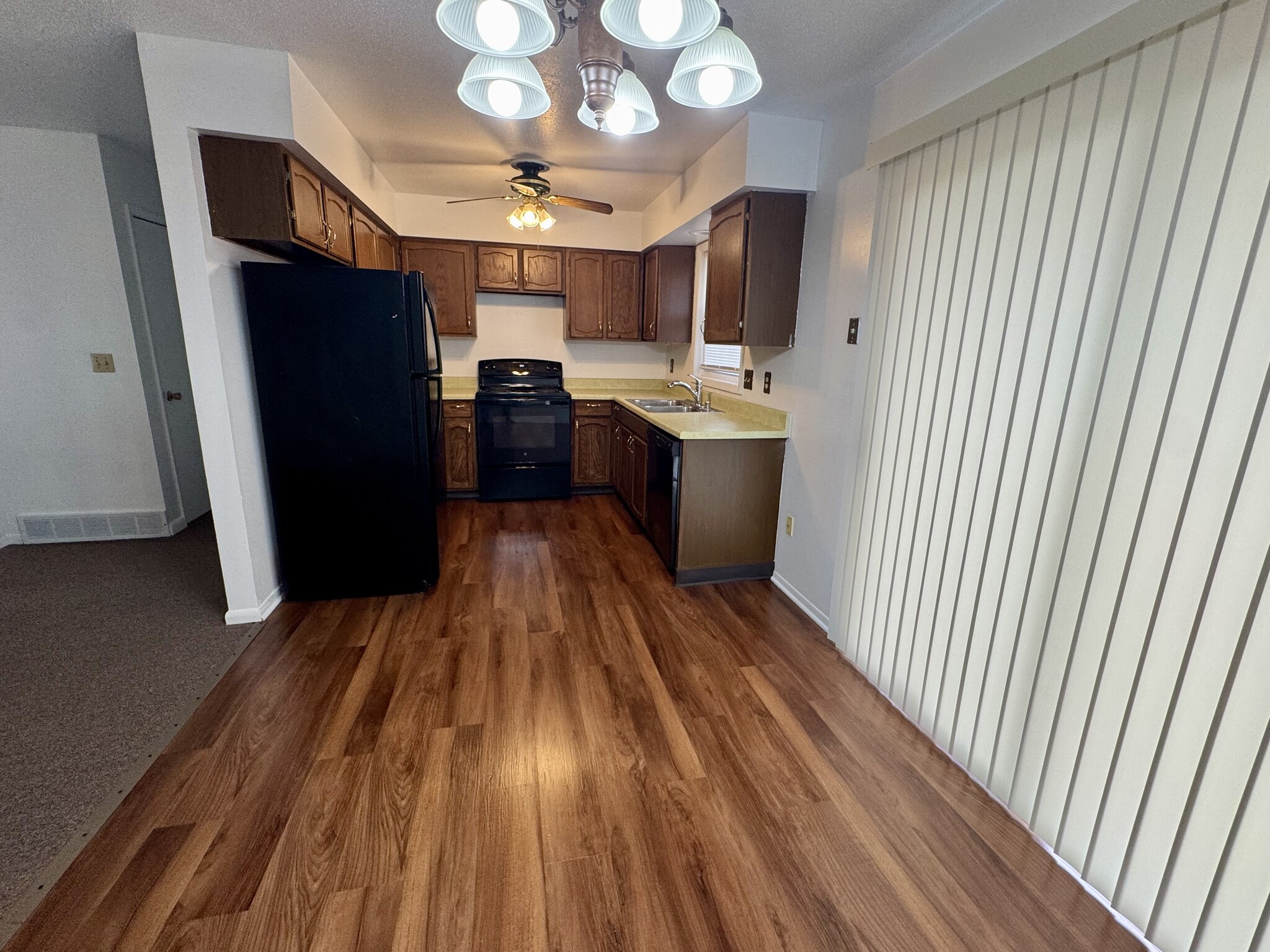 Building Photo - 674 W 64th St