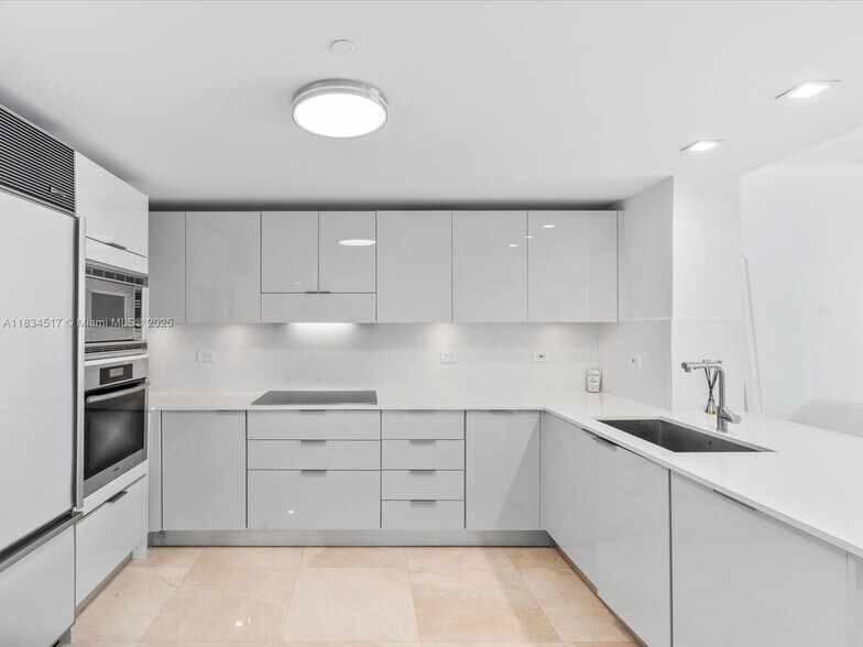 Building Photo - 6801 Collins Ave