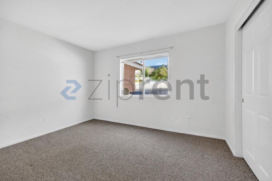 Building Photo - 703 Diamond Dr