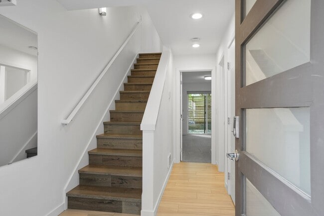 Building Photo - Modern Beacon Hill Townhouse Available for Rent!