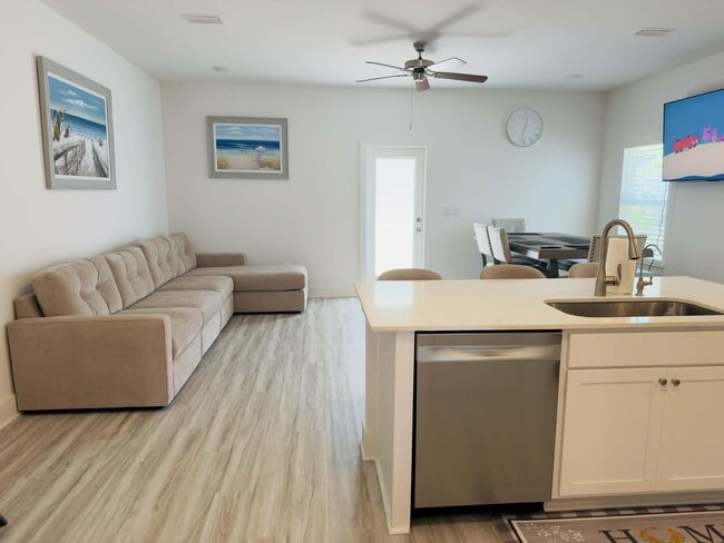 Building Photo - 40 Hawk St