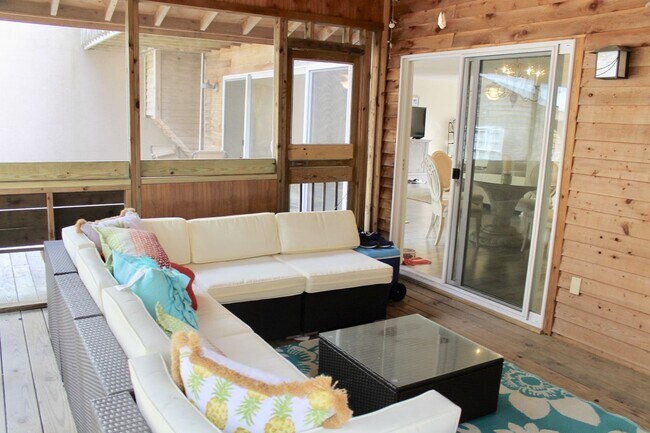 Building Photo - Spacious, Open Floor Plan at the end of 81...