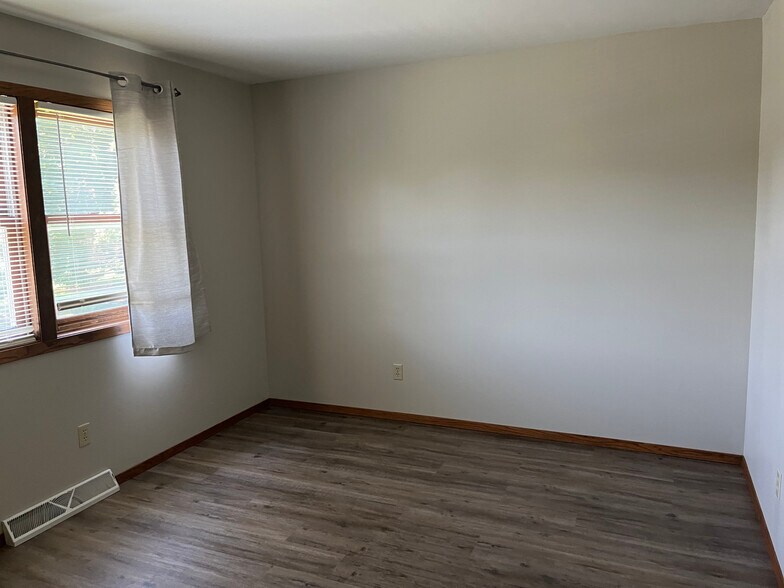 bedroom 1 - 109 Woodview Dr