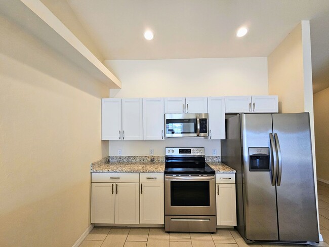 Building Photo - Stunning 3 Bed / 2 Bath Duplex w/ Garage –...