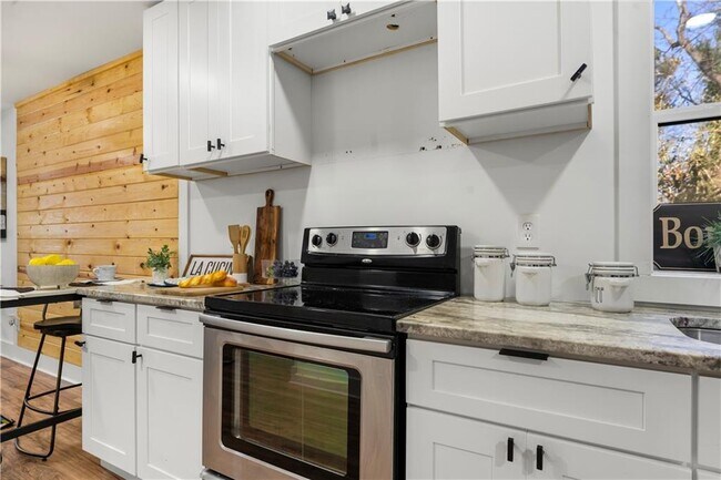 Building Photo - 2802 Palm Dr