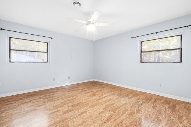 Building Photo - 300 Barclay Rd