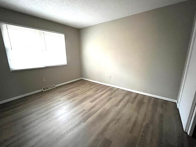 Building Photo - 1467 Valley View Dr
