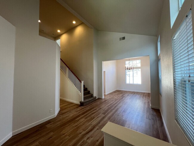 Building Photo - 5 bedroom home located in Sylvan School District!