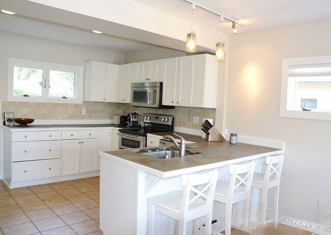 Building Photo - 4887 Edgewater Dr