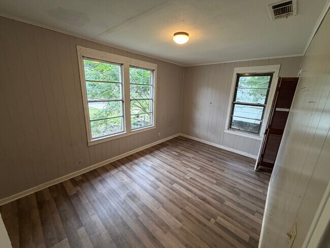 Building Photo - Spacious 3 Bedroom Home