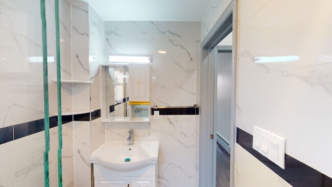 Building Photo - Queen room in 4-bed/2.0-bath Home