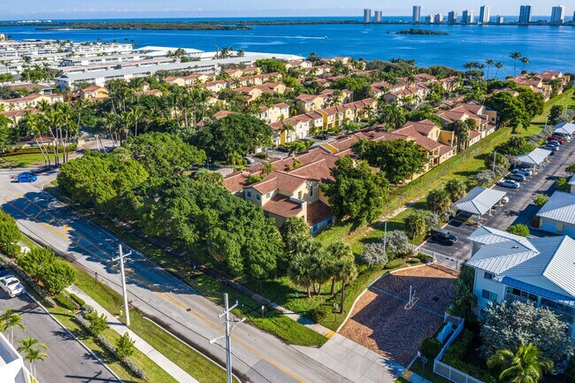 Building Photo - 1035 Lake Shore Dr