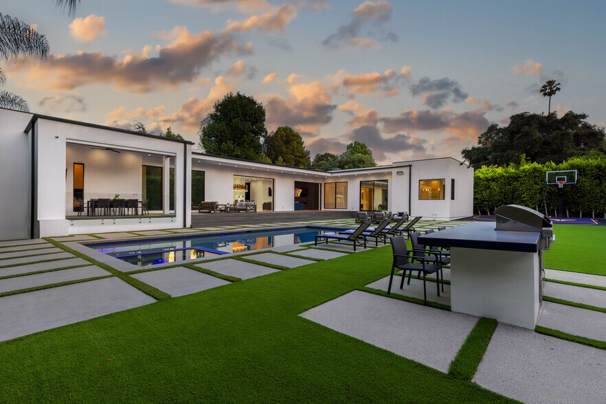 Building Photo - 20141 Wells Dr