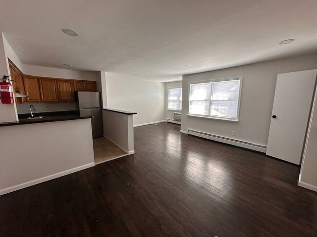 Building Photo - 581 Patten Ave