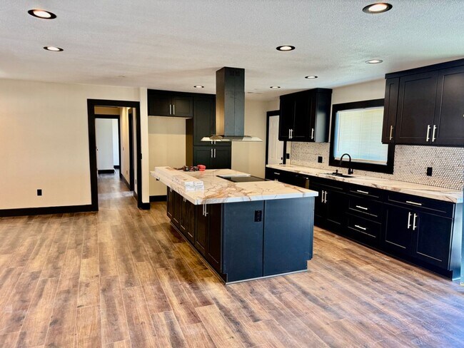 Building Photo - 15178 Darnell Dr