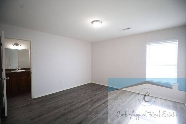 Building Photo - Beautiful 3 bed / 2 bath home with a fence...