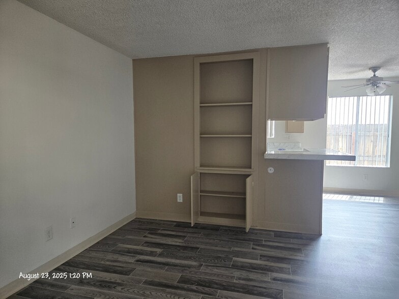 Building Photo - 991 N Mollison Ave