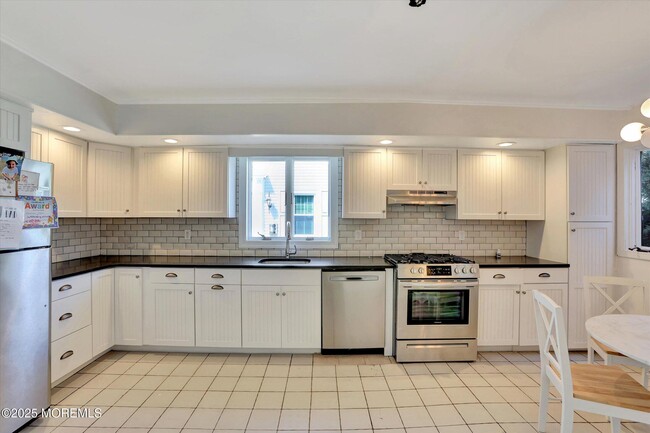 Building Photo - 307 Spier Ave