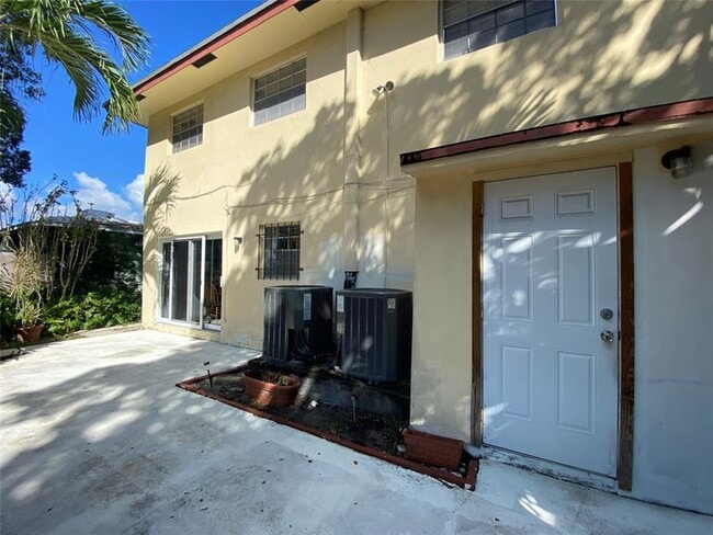 Building Photo - 310 SW 11th Ct