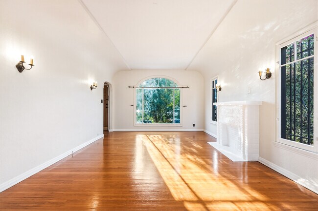 Building Photo - 1284 S Cloverdale Ave