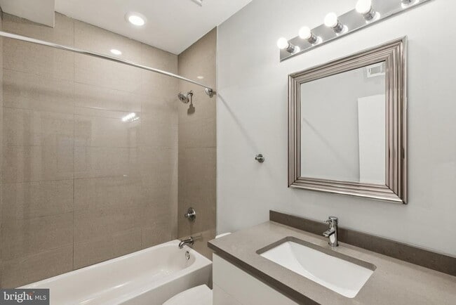 Building Photo - 814 N Uber St