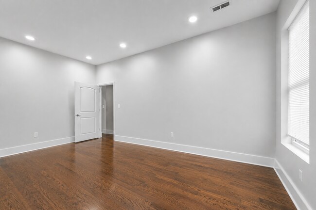 Building Photo - 1044 Chestnut St