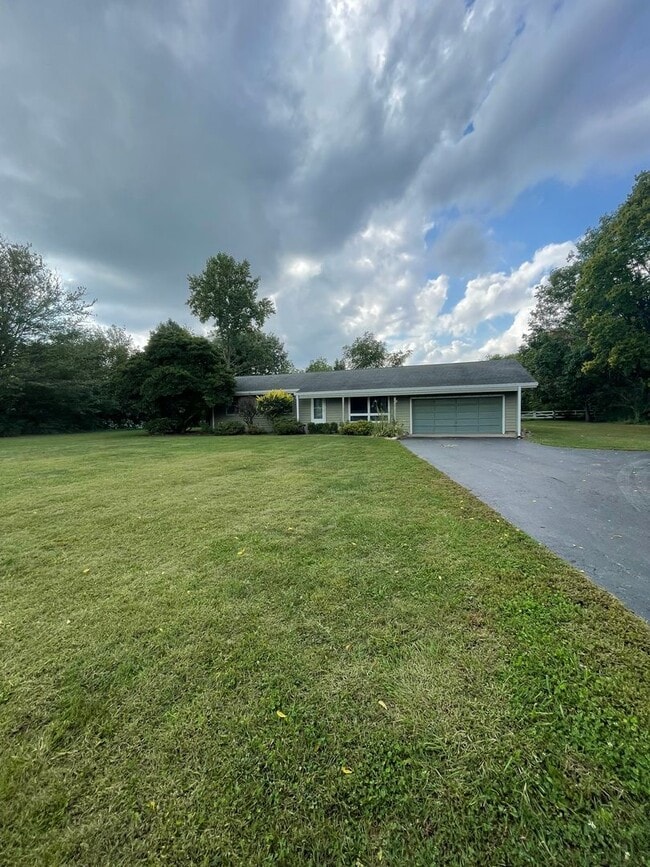 Building Photo - Three Bedroom Single Family Home in the Co...