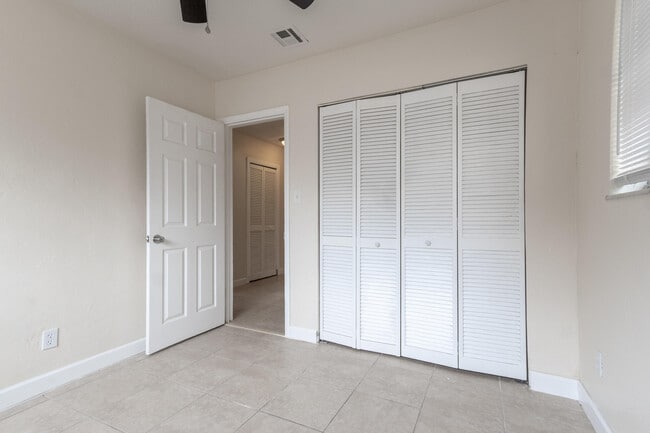 Building Photo - 170 SE Serenata Ct