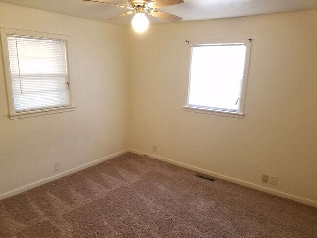 Building Photo - Beautiful Home Super Close to Tech!