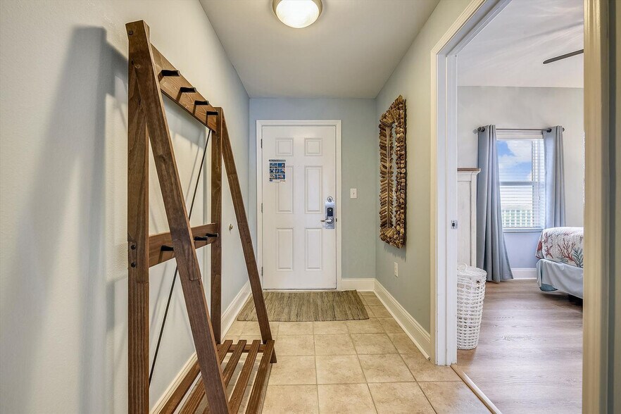 Building Photo - 9860 S Thomas Dr
