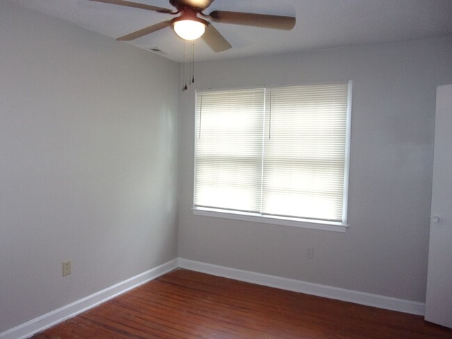 Building Photo - Renovated 2 Bedroom 1 1/2 Bath Townhome - ...