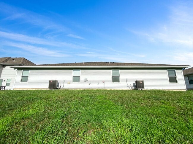 Building Photo - Charming 3BR/2BA Renovated Duplex | Ranch-Style Living in Colonial Gardens