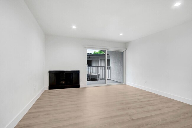 Building Photo - 8430 De Longpre