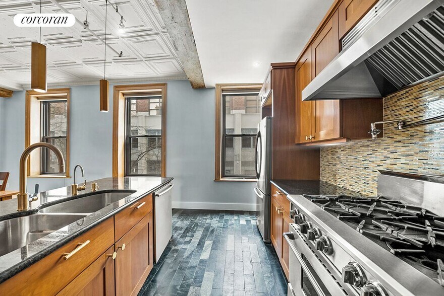 Building Photo - 325 W 16th St