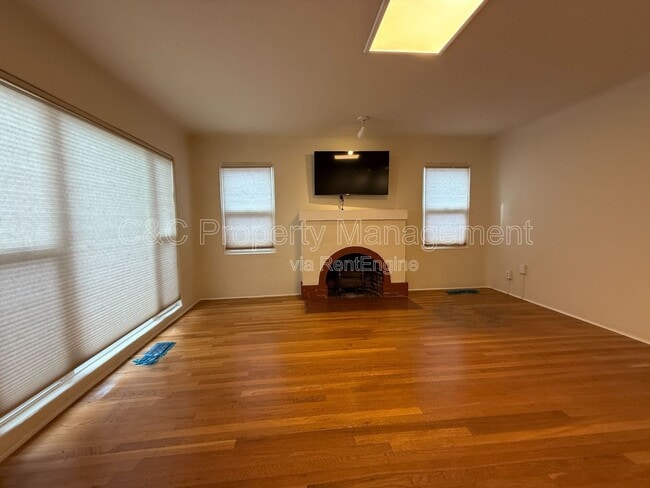 Building Photo - 617 Water St