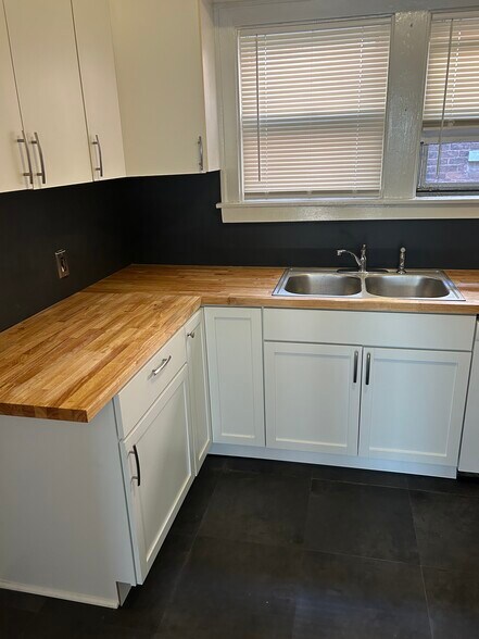 Modern kitchen - 841 Nottingham Rd