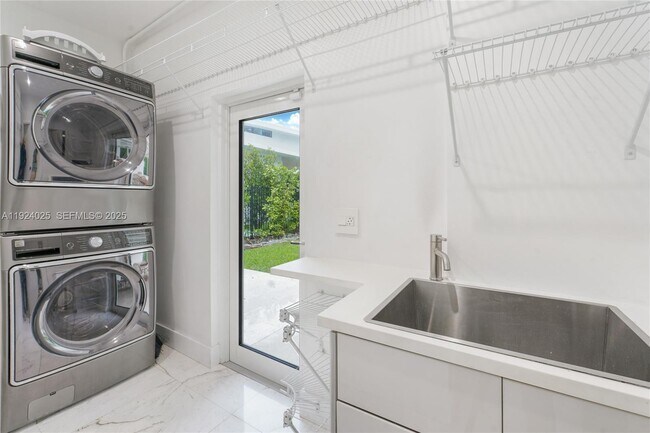 Building Photo - 801 NE 76th St