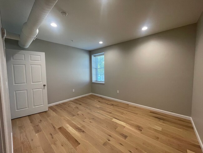 Building Photo - 1 Bedroom / 1 Bath Main Level Apt  Kingspo...