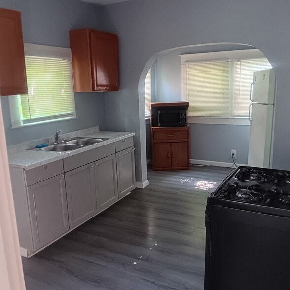 Building Photo - 613 N 39th St
