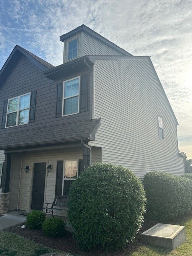 Building Photo - End-Unit 3 bedroom Townhome, 1/2 OFF first month rent for June!