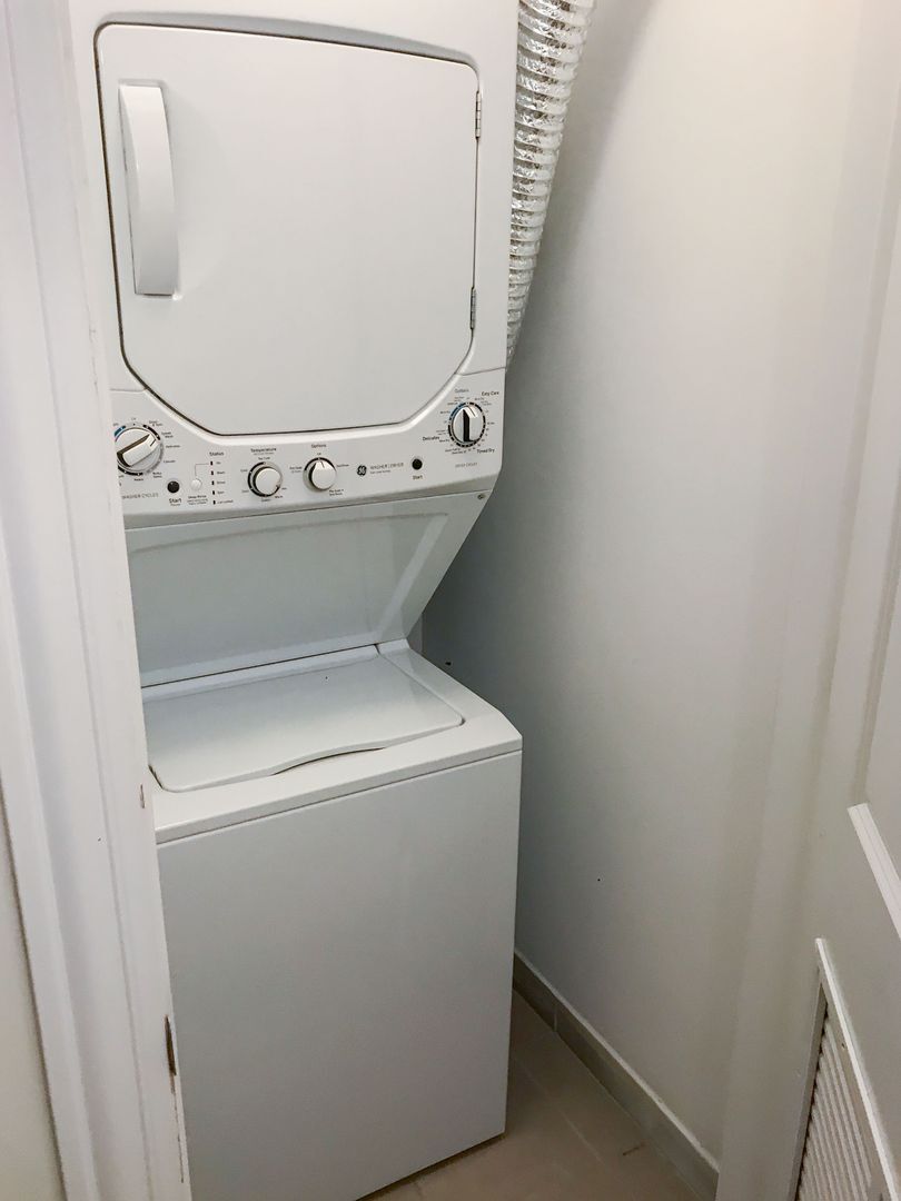 Building Photo - 3709 N Wilton Ave