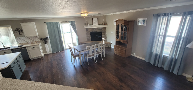 Building Photo - 9565 Castle Oaks Dr