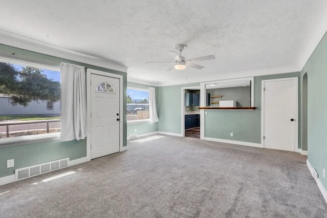 Building Photo - Kensington Avenue