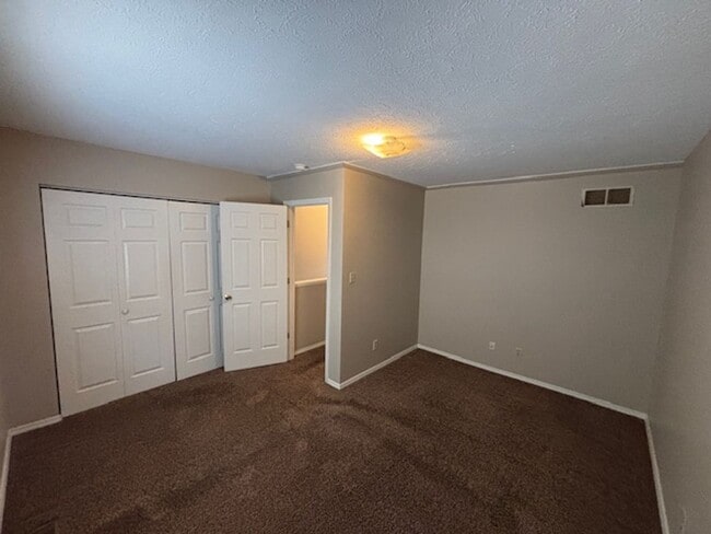 Building Photo - Spacious 3 bedroom Townhome: Available NOW!